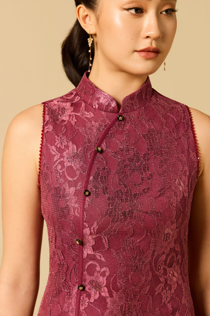 Lacey Sleeveless Scallop Dress in BERRY